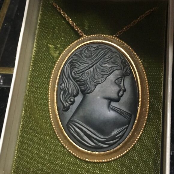 𝅺vintage 1960’s Black Shell Gothic Cameo Brooch - Picture 4 of 5